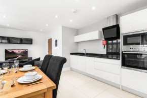 Luxury Apartment in Town Centre with Free Gated Parking